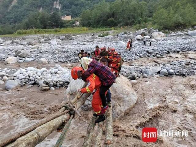 四川泸定地震彻夜救援！激流中搭起生命桥 徒手刨出被困者