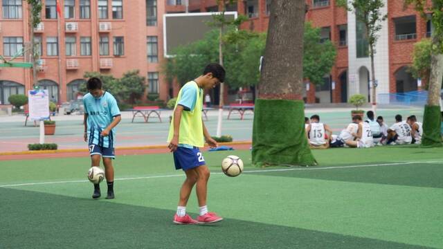 河南省新乡市铁路第二中学的学生在练习足球。新华社记者刘振坤摄