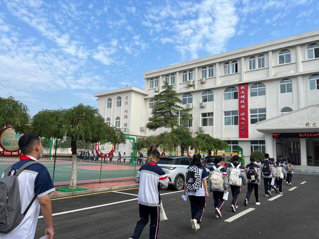 新乡市第三十中学开学当天，学生们排队入校。新华社记者王林园摄