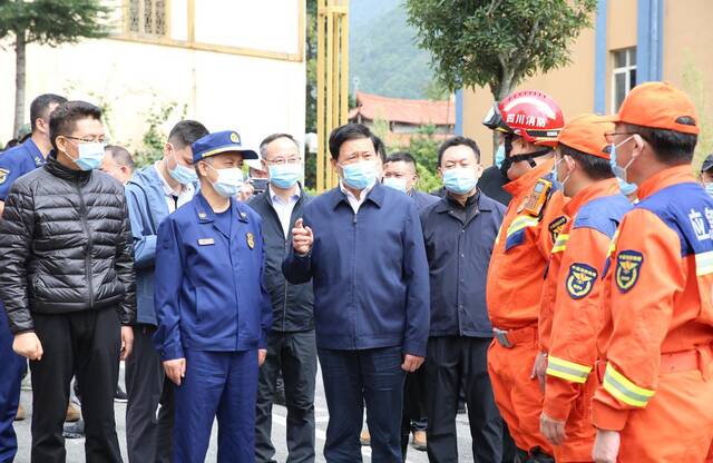 四川震区现场搜救仍在进行，应急管理部部署防范余震