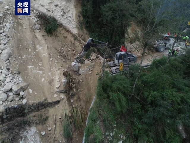 四川海螺沟景区200余人被困 道路正在抢通中