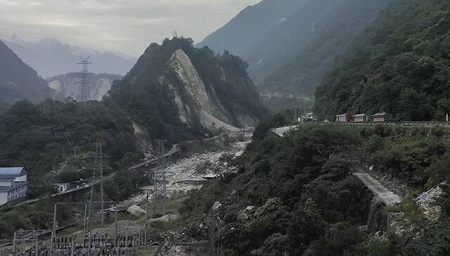 震中附近的海螺沟隧道口，道路出现垮塌。摄影/刘国庆