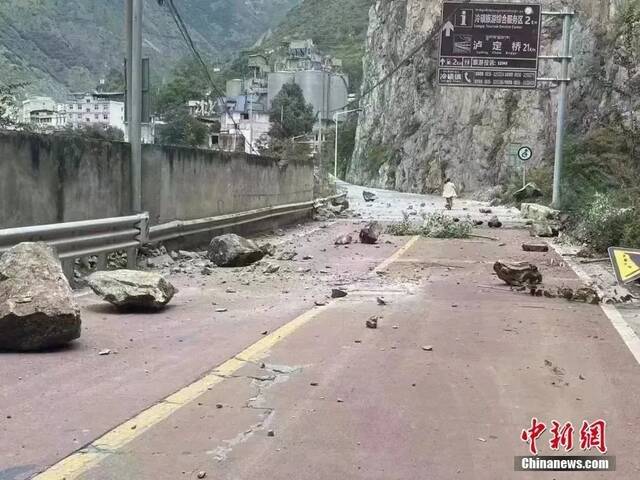 地震发生后，泸定县冷碛镇瓦斯营盘公路路段出现落石。（图片来源：中新网）
