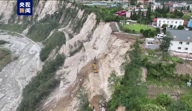 四川泸定6.8级地震震中通往海螺沟景区唯一道路已抢通2公里