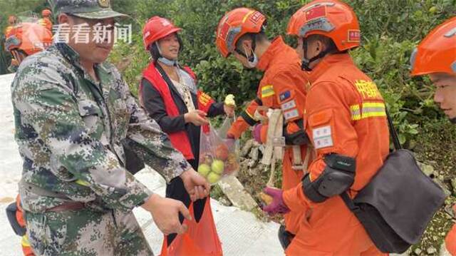 视频｜消防员徒步30公里救援 沿途群众“强行”送水果