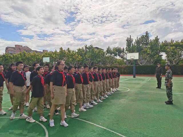 9月3日，高帅旗（右一）入学后被借调至上海一所中学带中学生军训。受访者供图