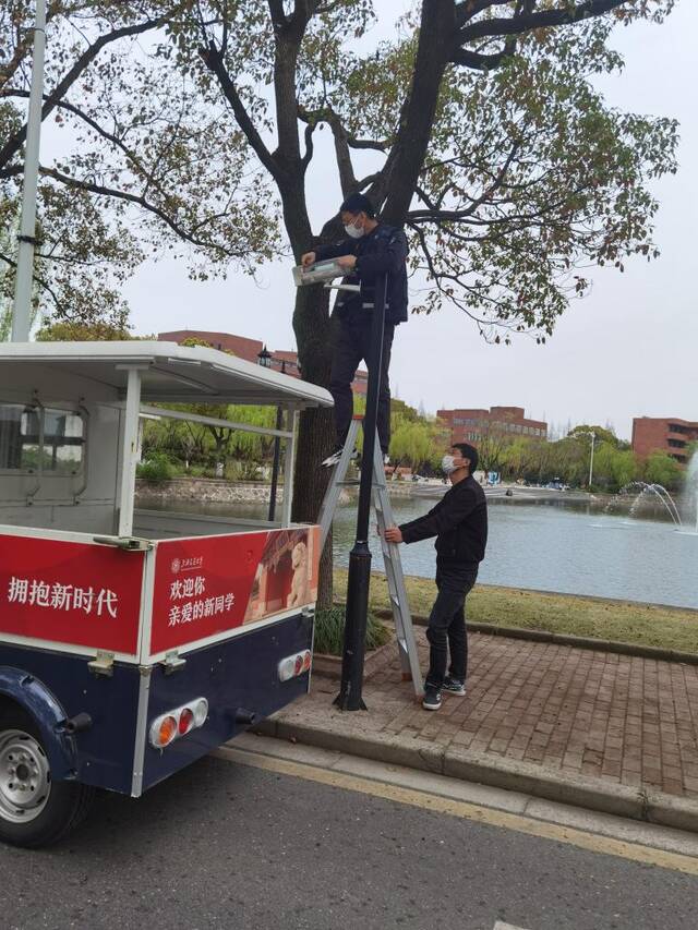 今年上海疫情防控期间，蒋家杰（左）巡查维保校园设备。受访者供图