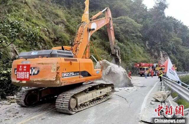 大型机械正在清理道路落石。蜀道集团藏高泸石公司摄