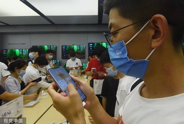 9月6日，杭州，顾客在华为旗舰店内体验华为Mate50系列手机。（视觉中国）