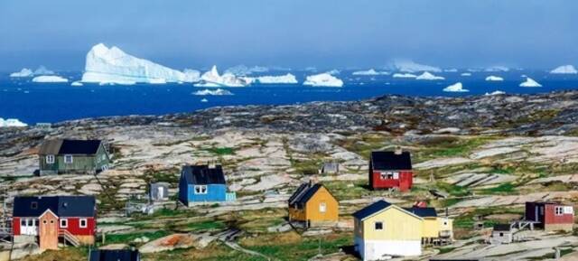 伊卢利萨特是格陵兰岛第三大的定居地，海边修建有许多彩色的房子。图/IC