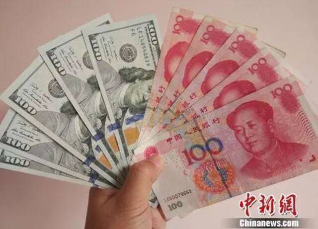 人民币和美元资料图。中新网记者李金磊摄