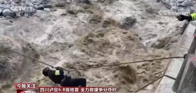 四川泸定6.8级地震  特警用绳索飞架生命之桥