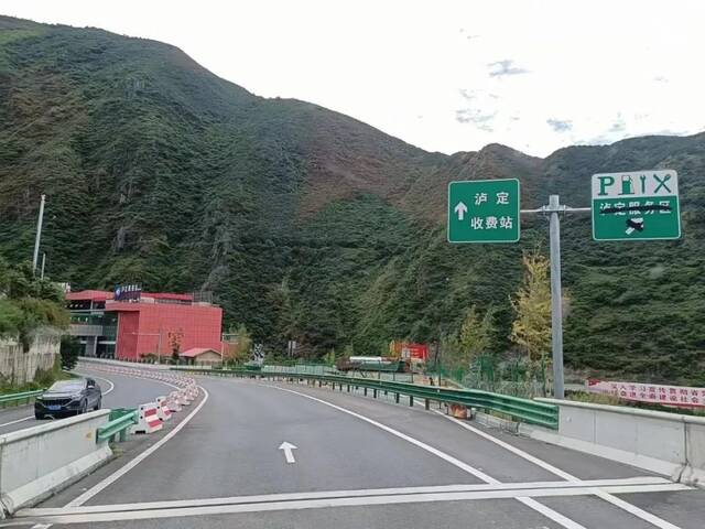 ·张国胜向灾区行进的路上。