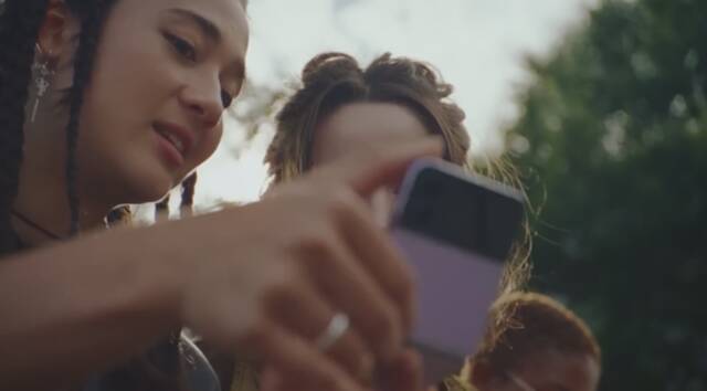 三星再次发广告嘲讽苹果：Galaxy Z Flip 4能折叠，iPhone不能