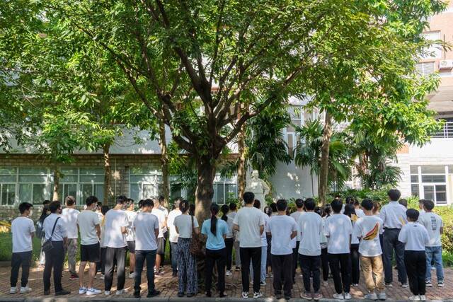 教师节前夕，华南农业大学师生自发来到丁颖、卢永根院士雕像前敬献鲜花。（华南农业大学供图）