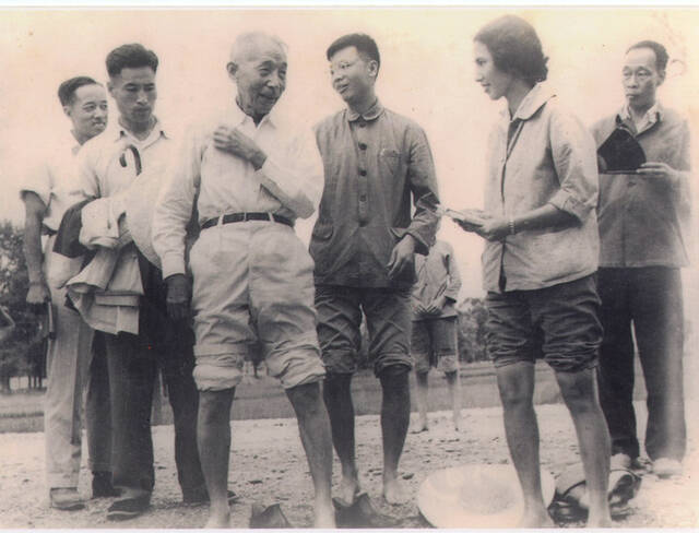 1963年，卢永根（右三）随丁颖院士（左三）在宁夏引黄灌区考察水稻。（华南农业大学供图）