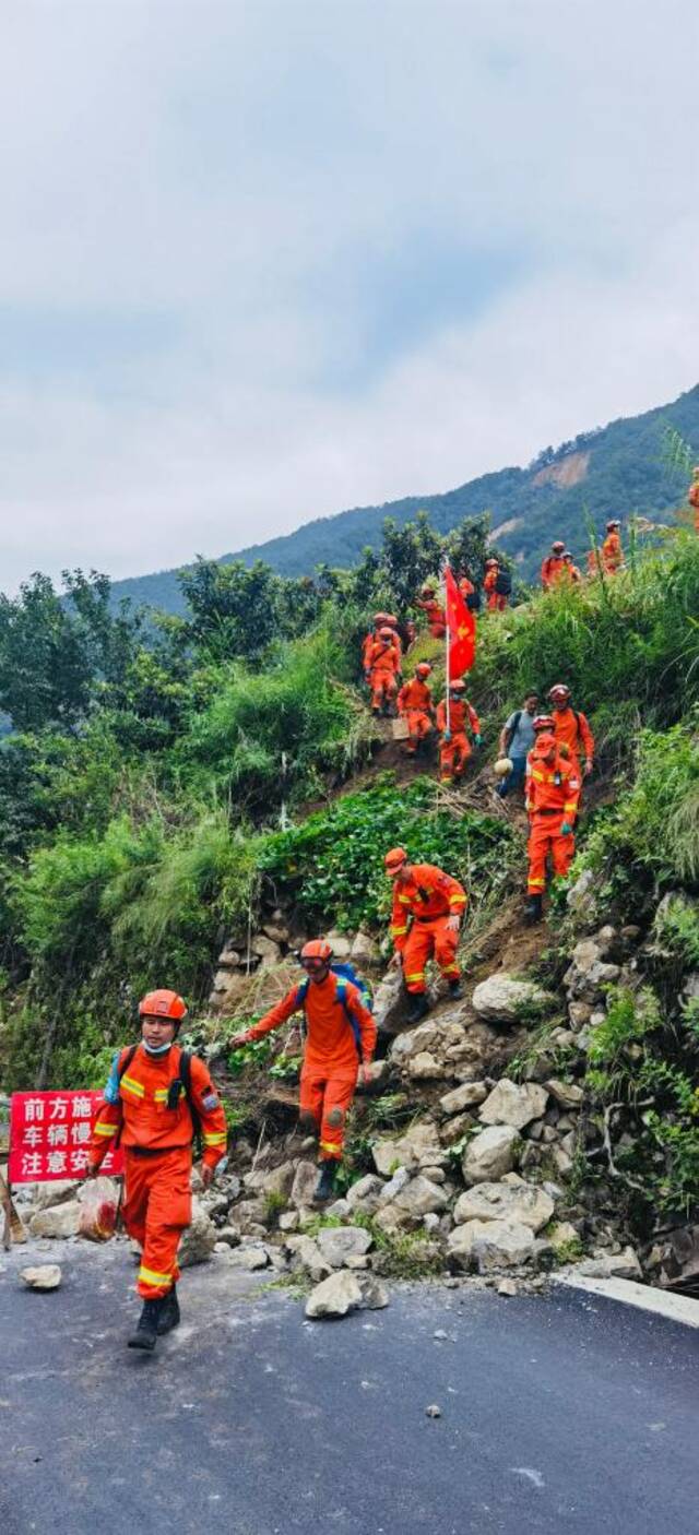 9月6日，四川森林消防队员向草科乡挺进。（图片由四川省森林消防总队提供）