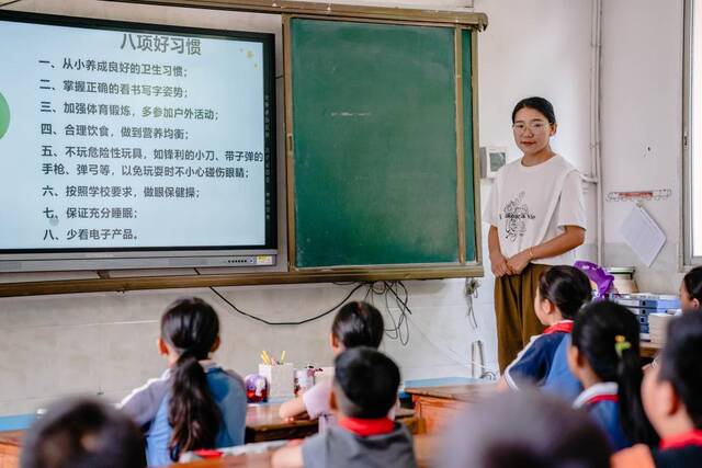 五（1）班开学第一课。新华社记者胡超摄