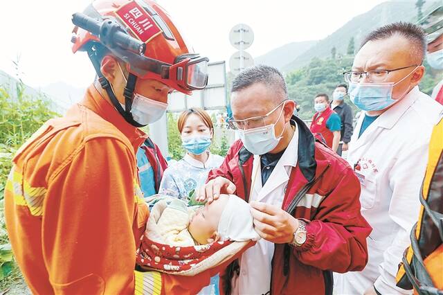 把人民扛在肩上 把灾难踩在脚下