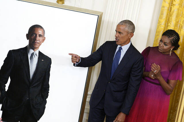 奥巴马夫妇重返白宫出席肖像揭幕式，拜登做了特朗普没做的事