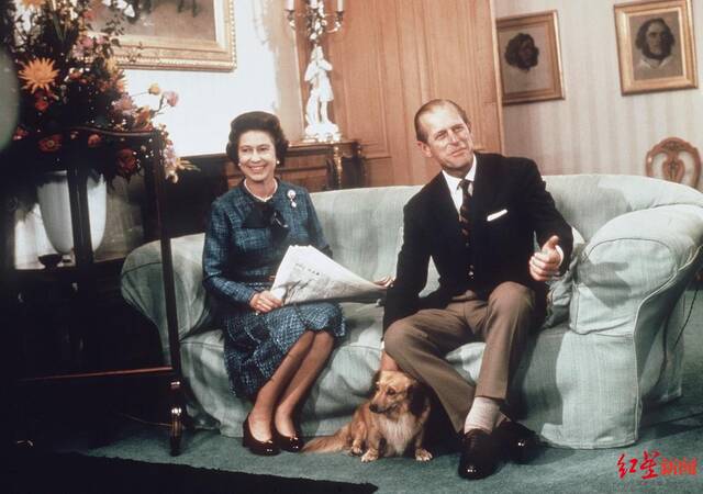 ↑1975年，巴尔莫勒尔堡，伊丽莎白二世女王和菲利普亲王与爱狗合影