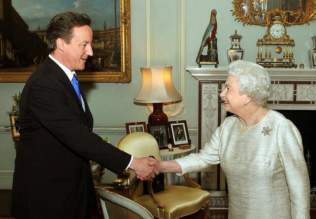 （当地时间2010年5月1日，英国伦敦，英国首相戴维·卡梅伦和英国女王伊丽莎白二世）