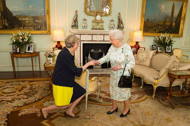 （当地时间2016年7月13日，英国伦敦，英国女王伊丽莎白二世在白金汉宫接见特蕾莎·梅，并任命其为新首相）