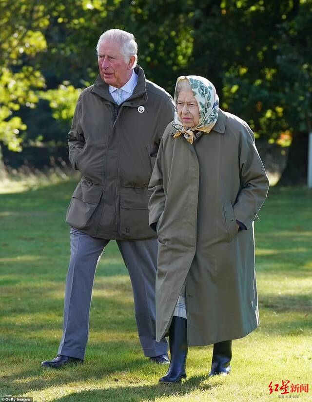 ↑2021年10月，女王和查尔斯在巴尔莫勒尔堡散步