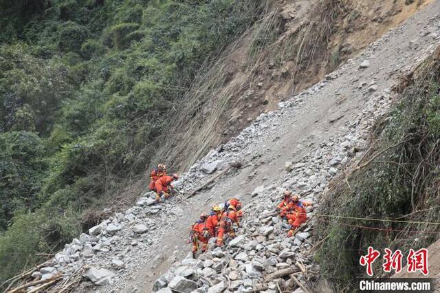 李柔拍摄的地震救援画面。受访者供图