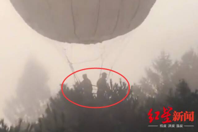 ↑2019年9月21日，“村民乘坐氢气球打松籽”的视频截图。受访者提供