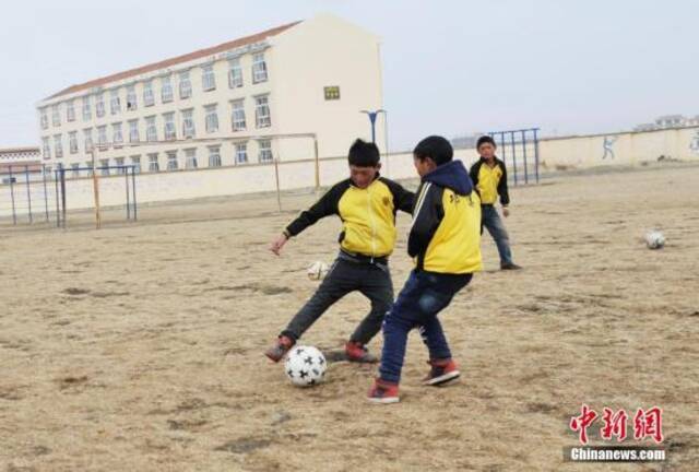 资料图：四川一所小学，孩子们正在踢球。安源摄