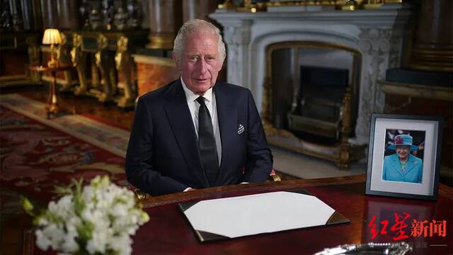 ↑当地时间9日，英国新任国王查尔斯三世首次以君主身份向全国发表电视讲话