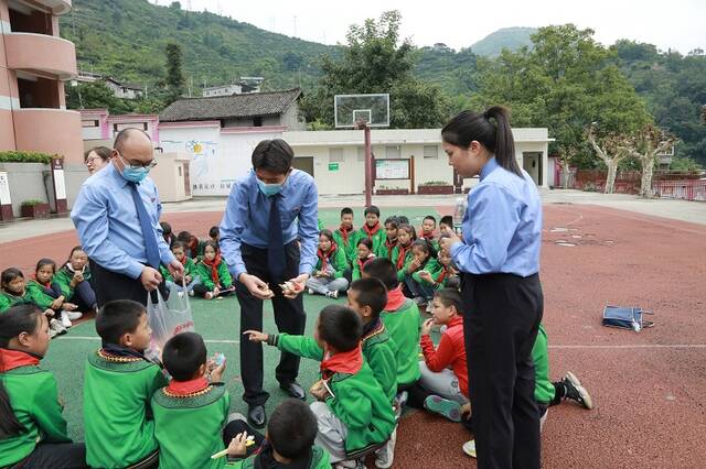 孩子们收到检察官的节日礼物。