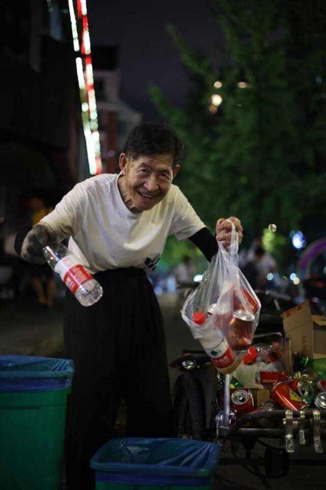 2021年7月，王坤森深夜出来捡废品，换来的钱用于捐资助学。