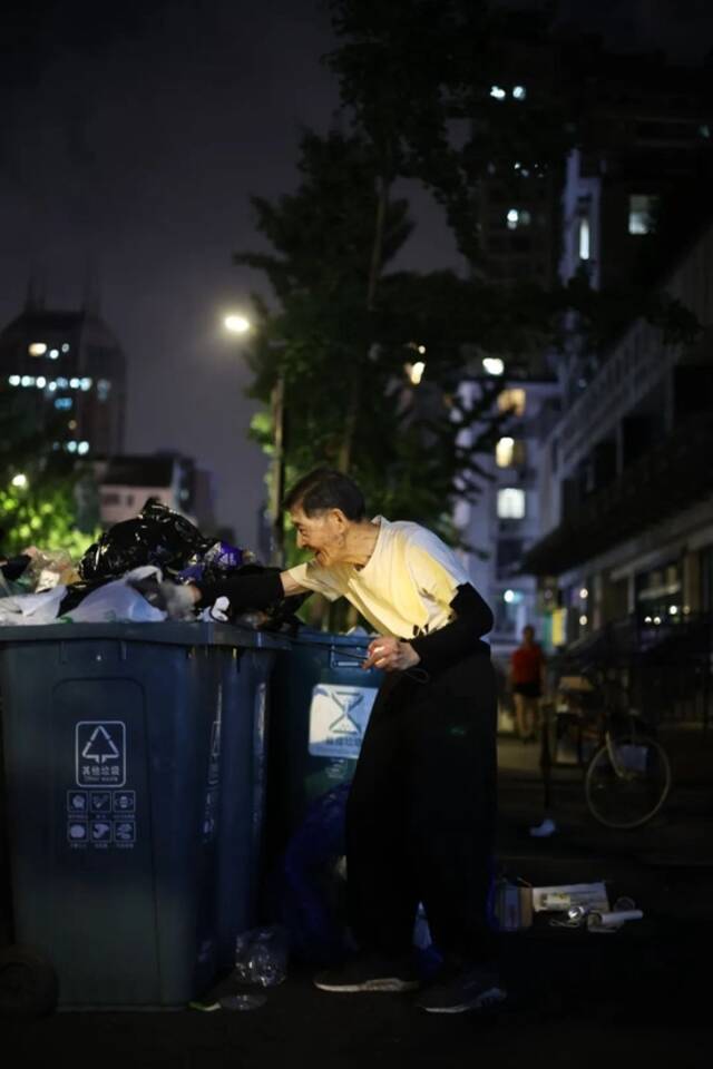 2021年7月，王坤森深夜出来捡废品，换来的钱用于捐资助学。