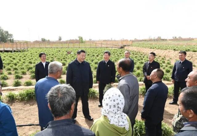 ▲ 2020年5月11日至12日，中共中央总书记、国家主席、中央军委主席习近平在山西考察。这是5月11日下午，习近平在大同市云州区有机黄花标准化种植基地，同正在劳作的村民们亲切交谈。