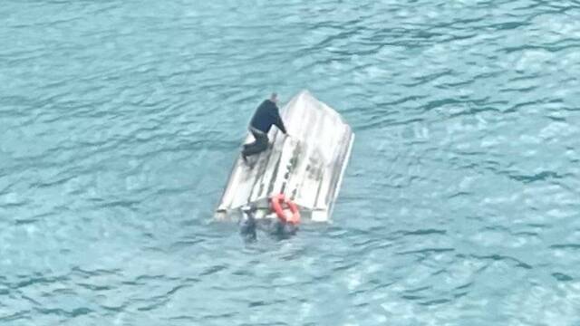 新西兰11人观光船疑被鲸鱼撞翻造成5人死亡