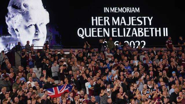 英媒：球迷不满女王去世后多项足球赛事被推迟，“错失致敬机会”