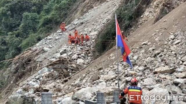 台湾游客在泸定地震中获救后当起志愿者：救援英雄们很辛苦