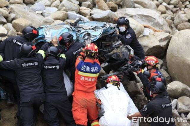 台湾游客在泸定地震中获救后当起志愿者：救援英雄们很辛苦