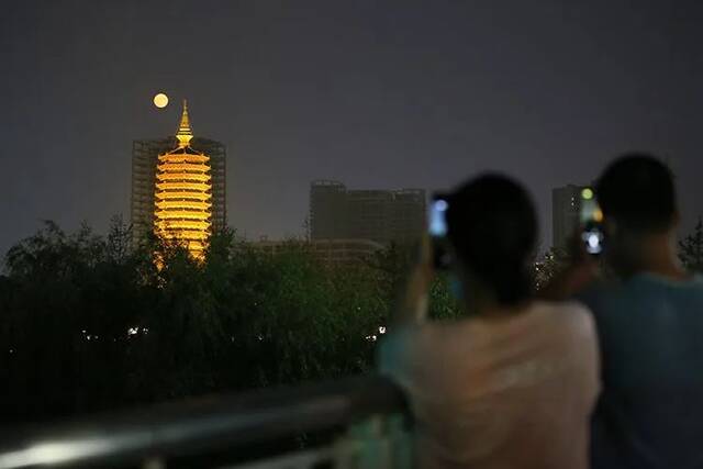 ▲通州司空分署街，市民拍摄中秋圆月。