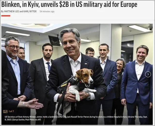 布林肯在基辅一家儿童医院抱着一只扫雷犬图：美联社报道截屏