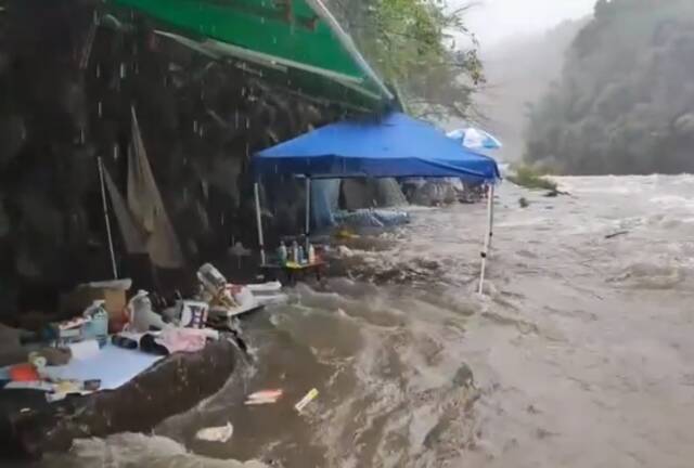 惊险画面曝光！台湾有人在溪边烤肉遇山洪暴发，紧急撤离疏散