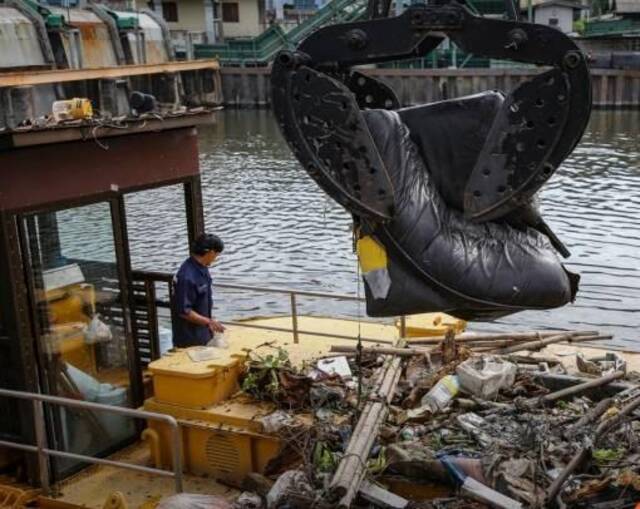 泰国首都曼谷河渠内存在大量垃圾 导致雨季排水缓慢加剧城区内涝