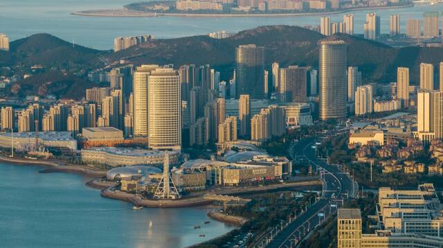 ▲6月7日，晨曦中的山东青岛西海岸新区滨海大道风景曼妙，生机盎然。图/IC photo