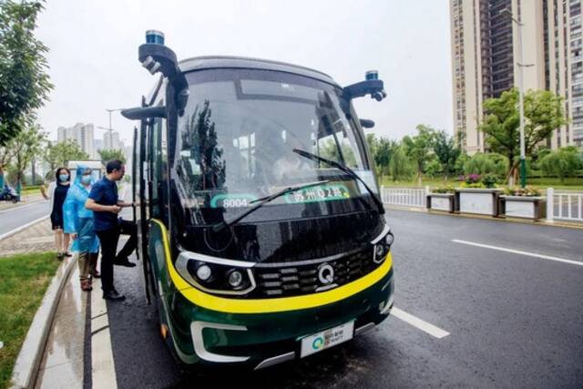 2021年6月10日，江苏苏州市的“无人小巴”停靠在站点载客。摄影/本刊记者泱波