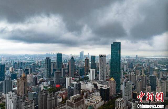 13日，受台风“梅花”外围影响的南京上空。泱波摄