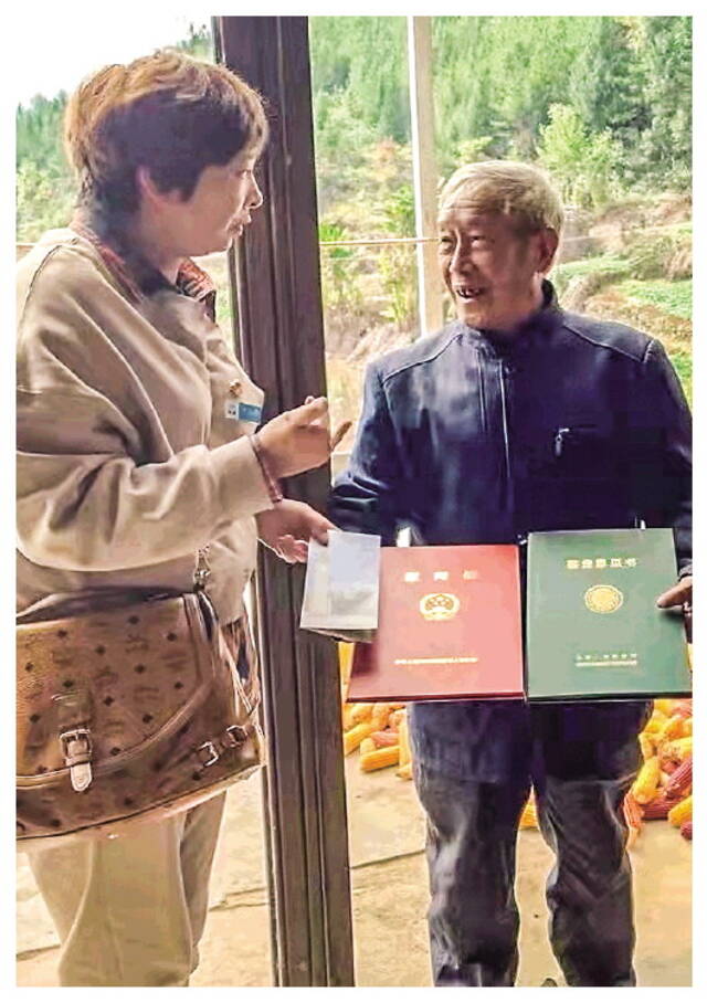 2019年，王春婕（左）到湖北省利川市龙兴村冉方章家中征集冉绪碧烈士遗物。资料照片