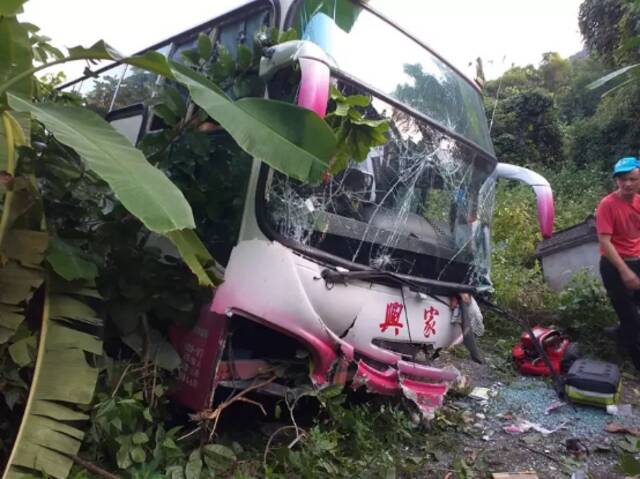 台南梅岭风景区一游览车发生车祸，不明原因冲下路边斜坡，9人受伤