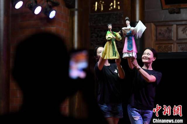 五店市传统街区里的掌中木偶戏表演。王东明摄